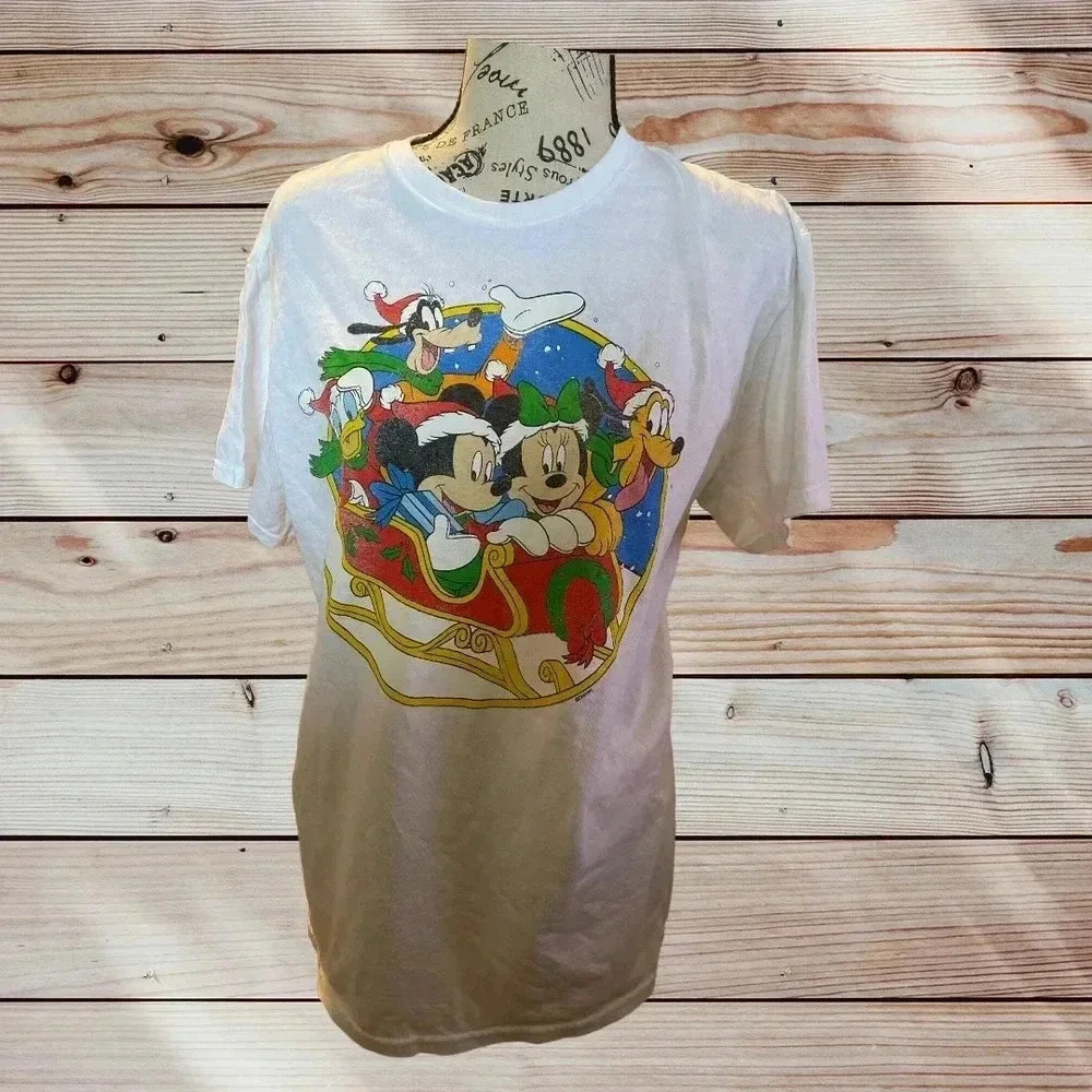 NO TAG WHITE TEE WITH MINNIE AND MICKEY WITH THE GANG ON SLED